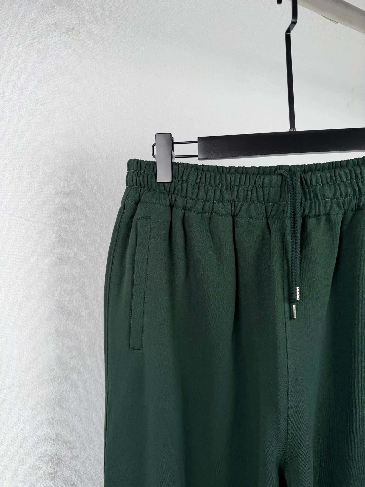 ACNE Studios casual wide-leg trousers with embroidered logo. Customized foggy brushed fleece. Draped and stylish. Soft and skin-friendly. The color is dark navy. It captures the tranquility and depth of the deep sea twilight. Retro calmness. It has a naturally cool and luxurious feeling. The Classic embroidered logo on the thigh is like a light star. It condenses brand recognition and high-end texture. The drawstring waistband and side pocket design condenses the casual posture. There is a trendy edge hidden under the minimalist texture. It can be worn together with Series suits to form a luxurious and elegant system. It interprets the unique Nordic elegance artistic conception. Process 1: Use imported machine embroidery technology. Use advanced computer control system and precision mechanical components to realize the Acne Studios logo work. High precision. The lines are smooth and delicate. Process 2: The fabrics have been fermented and washed. The hand feel and texture are better. It is not easy to deform, not easy to shrink, not easy to fade, and maintains long-term beauty. Accessories: Customized 1:1 Acne zipper Customized 1:1 Acne hanging clock Customized 1:1 Acne trademark Version: Loose version Size: S M L XL
